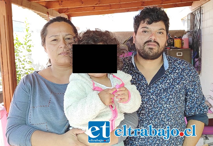 PUDO SER MORTAL.- Ellos son los papás de Emma, quienes denunciaron una completa indiferencia del personal médico en el Cesfam de Curimón.