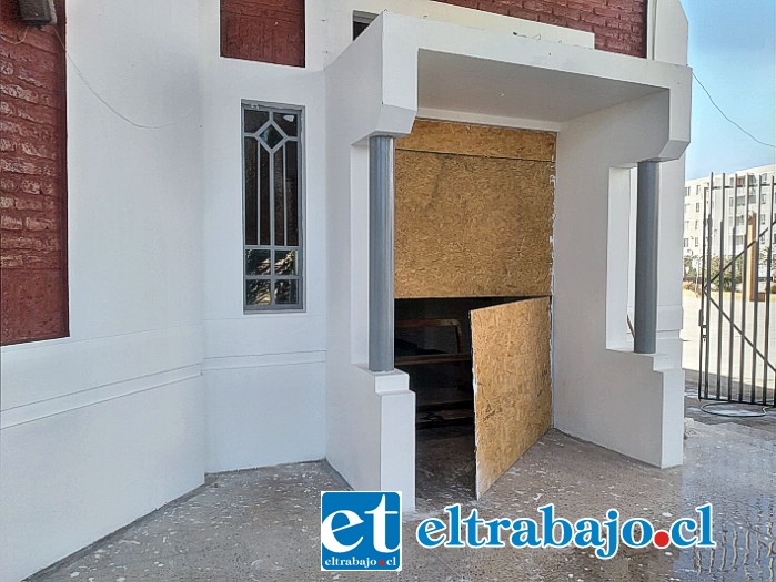 Rompiendo este bloque de madera, delincuentes ingresaron a la Iglesia Andacollo y robaron dos guitarras del coro.