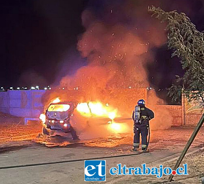 Desconocidos robaron este automóvil en el sector de Almendral y lo quemaron poco después en calle Justo Estay.