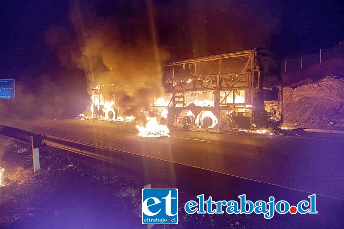 El conductor se percató que salía humo y en cuestión de minutos el bus ardió por completo en la ruta 5 Norte.