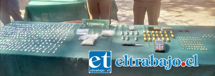 Diferentes tipos de drogas y otros elementos fueron decomisados por Carabineros.