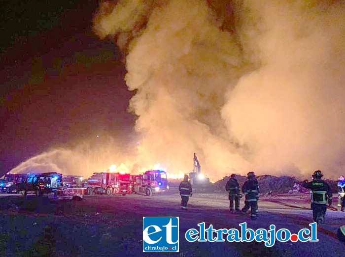 Bomberos de todo el valle debieron concurrir para combatir gigantesco incendio en el vertedero de Santa María.