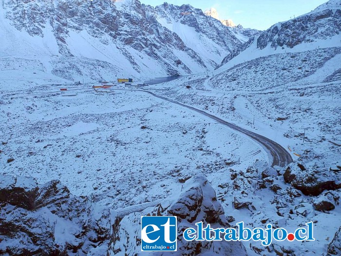 Entre 20 y 30 centímetros de nieve registró nuestra cordillera según el delegado presidencial provincial de Los Andes, Cristian Aravena. (Foto @sanfelipeinformate)