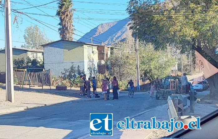 La mujer herida en el suelo, rodeada de otras personas, a la espera de la ambulancia. (Foto emerVcordillera)