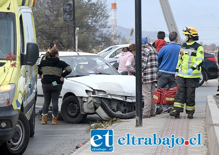 APARATOSO.- Personal de Bomberos, SAMU y Carabineros atendieron esta colisión registrada en el cruce de los semáforos de las avenidas Hermanos Carrera Norte y Oriente a las 13:16 horas de este viernes.