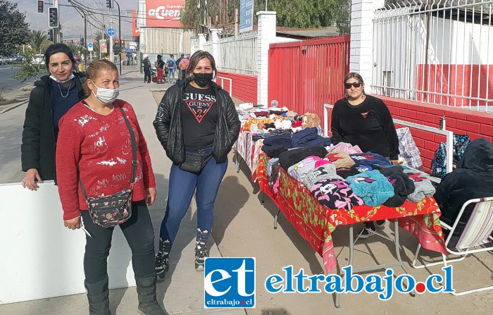 Las mujeres comerciantes ambulantes que se instalaron frente al estadio municipal de Avenida Maipú.