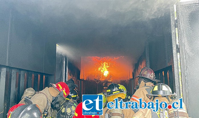 HE AQUÍ EL DESAFÍO.- Perder el miedo pero no el respeto al fuego, es lo primero que aprenden los bomberos en cualquier parte del mundo.