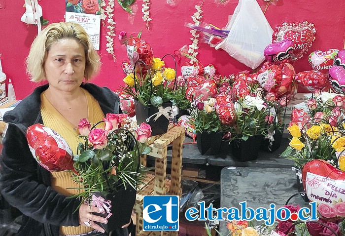 SEGUIRÁ LUCHANDO.- Diario El Trabajo visitó la mañana de este jueves el local de Érika y estaba lleno de flores, pues su mercadería no se ha vendido a causa de este problema.