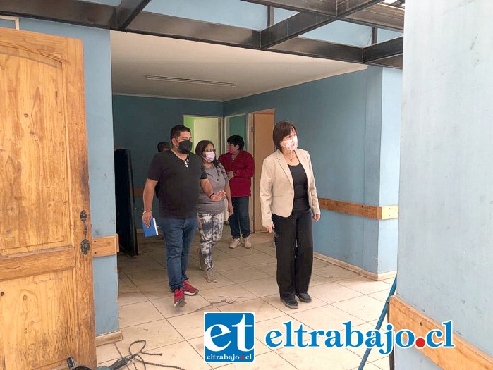 La alcaldesa Carmen Castillo junto al presidente de la Bernardo Cruz, Guillermo Brito, recorriendo la sede que por fin fue desocupada por un usurpador.