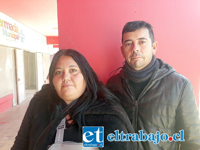 Karla Cortez González junto a su esposo Pablo Ahumada, en el frontis de la Municipalidad de San Felipe.