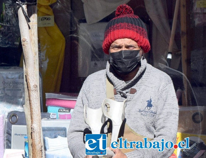 APOYEMOS AL ‘MACHA’.- Este amigo sanfelipeño lleva años recibiendo monedas en calle Prat, ojala nuestros lectores le ayuden a obtener esa pierna ortopédica.