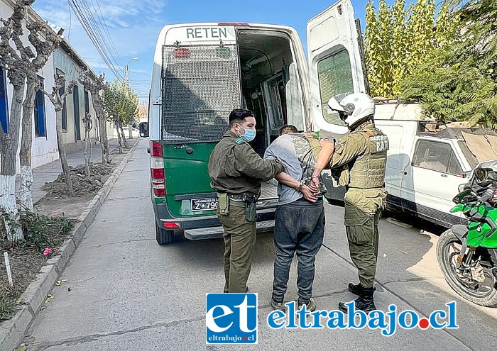 El sujeto detenido siendo subido a un furgón policial.