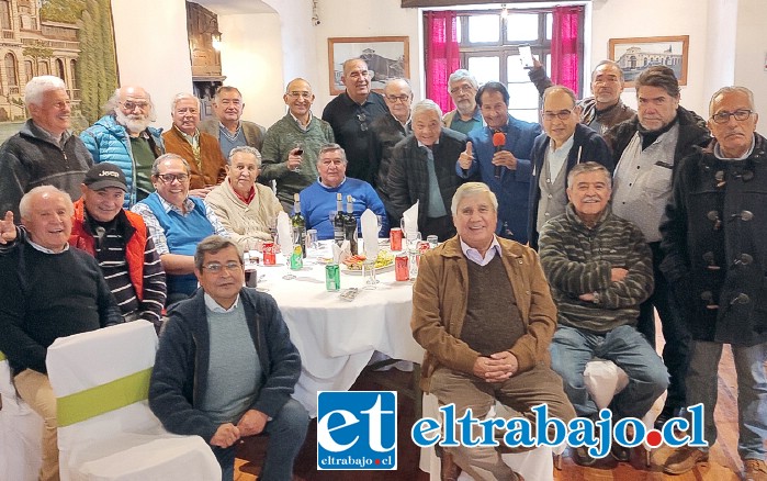 TODA LA PANDILLA.- Acá tenemos a los egresados 1971 del Liceo de Hombres de San Felipe, quienes se reencontraron este sábado en el Club San Felipe.