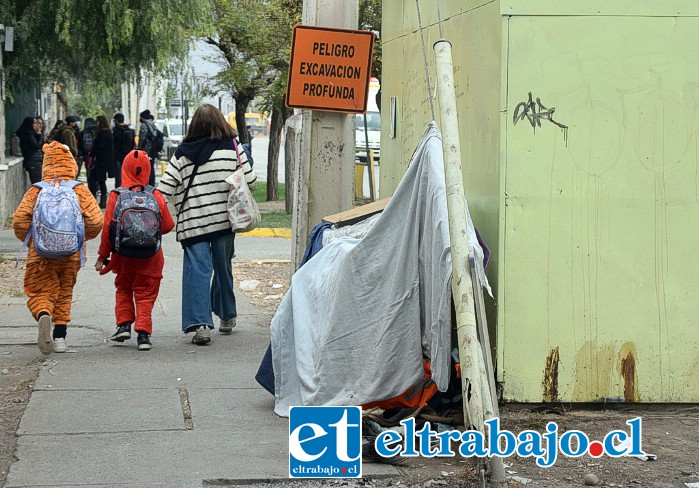 PROBLEMA URBANO.- Este es el escenario existente frente a la Escuela Buen Pastor, la pestilencia molesta a escolares y transeúntes.