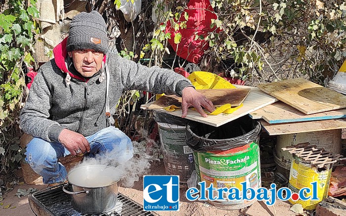 ÉL SABE DE COCINA.- Ayer lo encontramos cocinando sus alimentos en ese fogón improvisado. Todos los días debe sobrevivir con lo que gana acomodando autos en la Plaza de Armas.