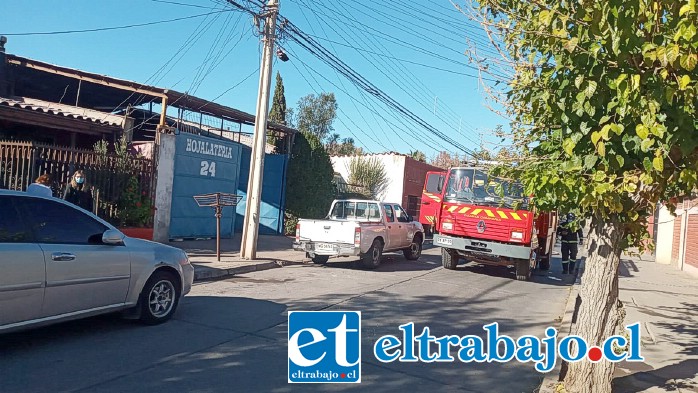 Bomberos logró controlar rápidamente incendio en calle Salinas con Uno Norte.