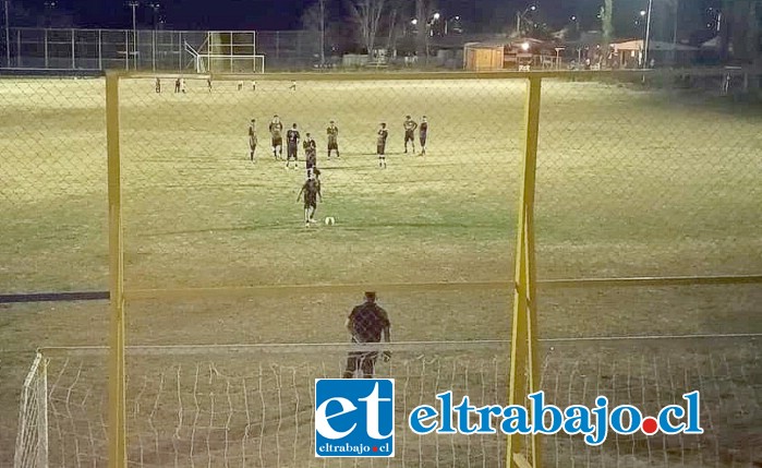 Integrantes preparándose para un partido de fútbol en cancha de Piguchén. (Foto www.putaendoinforma.com)