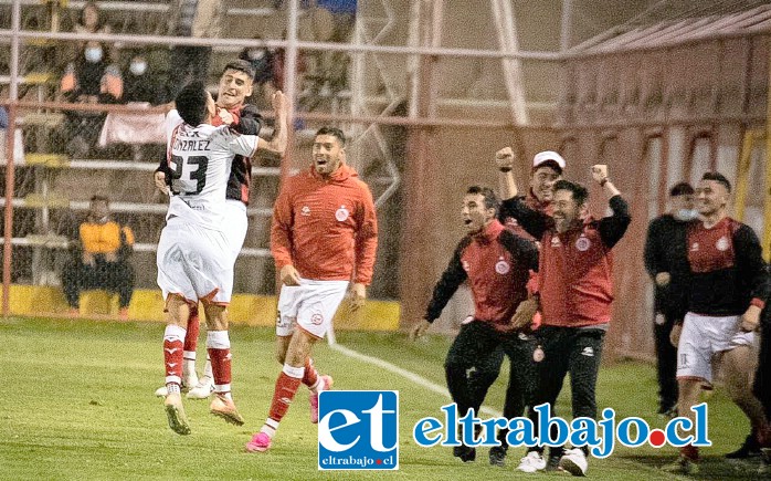 Jugadores y el cuerpo técnico unionista festejan la dramática paridad lograda en la última jugada del partido. (Foto: Jorge Ampuero)