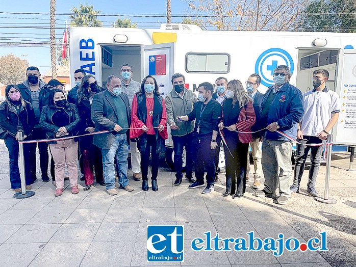 Autoridades locales y vecinos de la comuna durante la inauguración de este importante servicio para escolares.