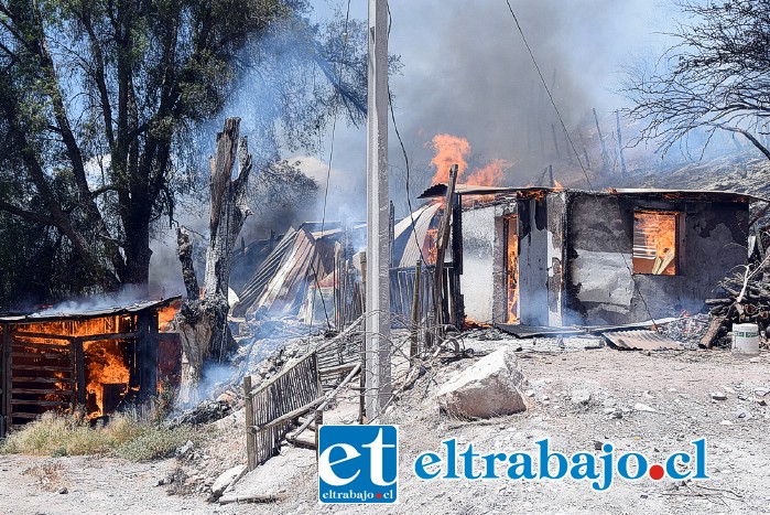 A las 4 de la madrugada se recibió un llamado telefónico informando que se estaba produciendo un incendio de pastizales en el sector de calle Encón, el que resultó ser estructural finalmente. (Foto archivo)