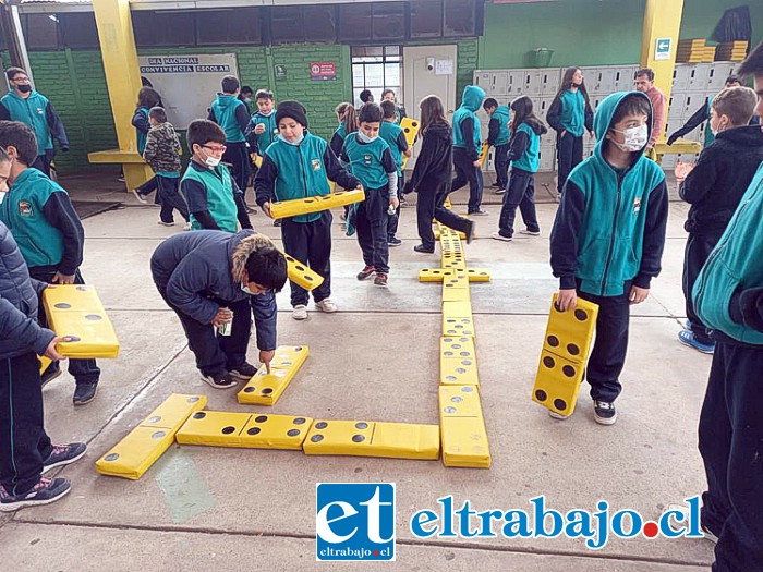 Estudiantes de la Escuela Almendral participando de la ‘Ludoteca’.