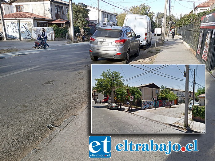 En este lugar, destrás de la SUV gris, concluyó el asalto que se inició poco antes a unos pocos metros, específicamente en el pasaje Manuel Tapia que alcanza a verse a la izquierda y en el recuadro.