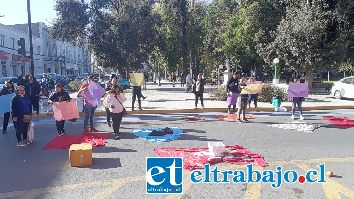 Acá los comerciantes manifestándose frente a la municipalidad de San Felipe, con sus paños en el suelo.