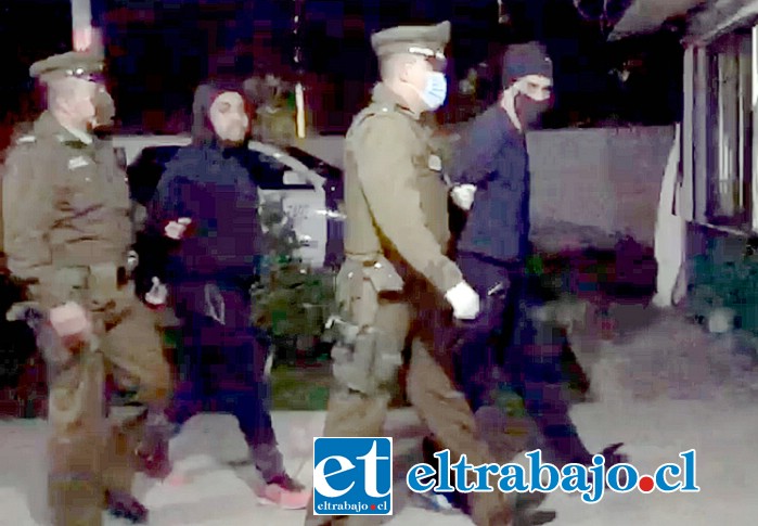 Dos de los cuatro imputados siendo trasladados por Carabineros de Santa María.