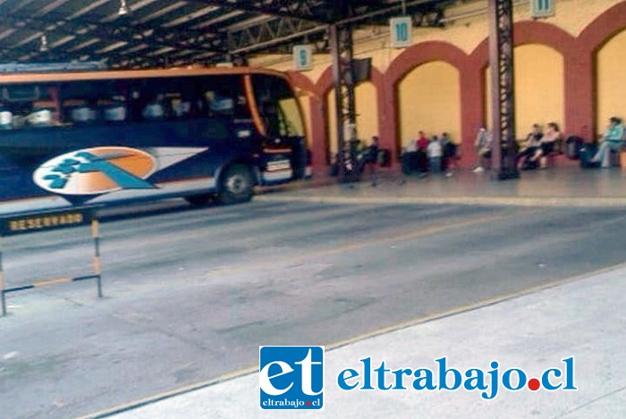 Falso fiscalizador robó un computador desde el interior de un bus ‘Ahumada’ la tarde de este martes en el terminal. (Foto archivo).