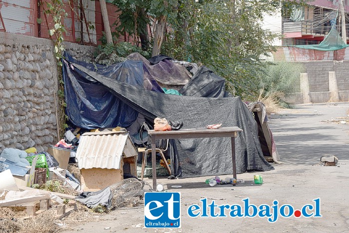 PROLIFERACIÓN DE RUCOS.- Desde hace ya varios años que se viene dando la instalación de rucos en diversos puntos de la ciudad, siendo hoy en día cientos las personas que están durmiendo en la calle al no contar con albergues públicos.