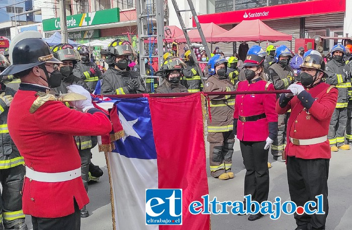 Decenas de nuevos bomberos voluntarios fueron juramentados frente a nuestra Bandera Nacional.