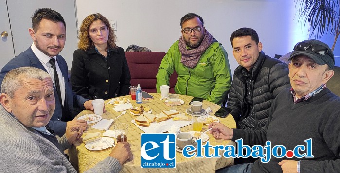 ENTRE COLEGAS.- El director de Diario El Trabajo fue invitado también a este selecto desayuno con la prensa de Aconcagua.