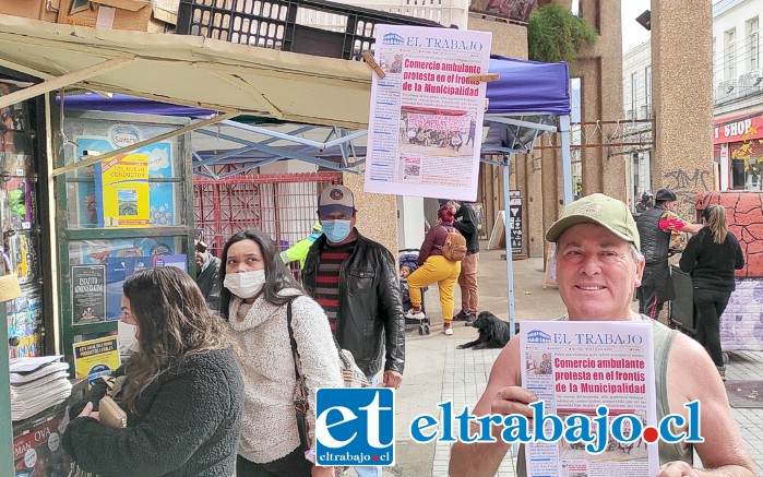 COMO PAN CALIENTE.- Este viernes en horas de la tarde pillamos al suplementero Hernán Milla en calle Prat, vendiendo ya los últimos ejemplares de Diario El Trabajo.