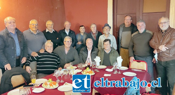 TODOS JUBILADOS.- Las cámaras de Diario El Trabajo registraron el cálido momento de este encuentro de egresados 1970 del Liceo de Hombres.