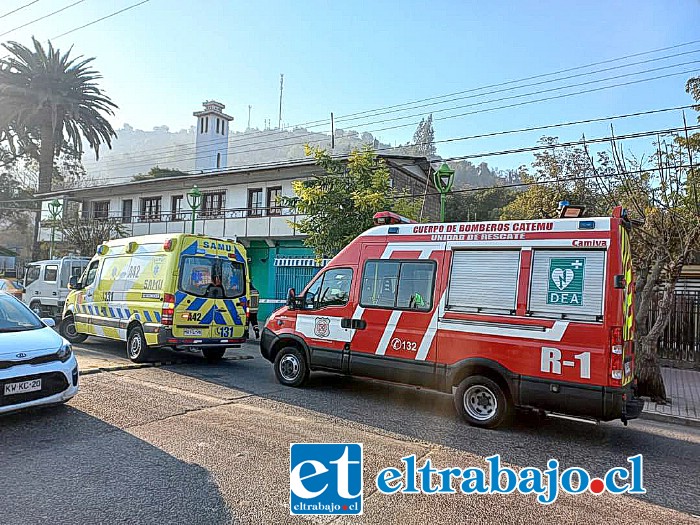 Personal del SAMU y Bomberos en el sitio del suceso donde un adulto mayor, de 73 años de edad, falleció producto de las bajas temperaturas. (Foto Paulo Noticias)