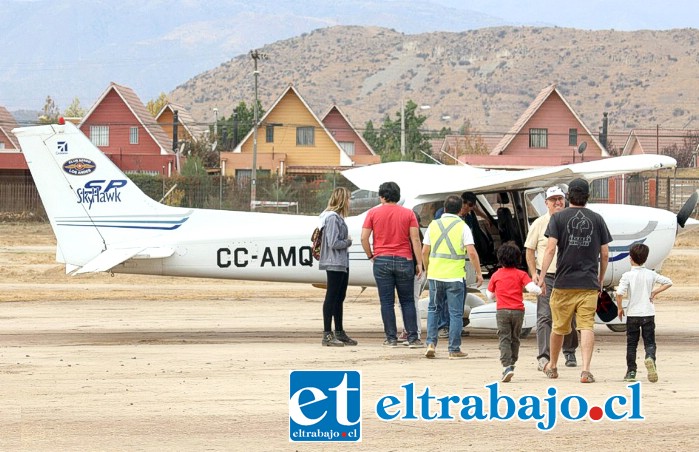 A VOLAR JOVEN.- Cada pasajero paga $20.000 por vuelo de 20 minutos, dos personas $40.000, y tres personas $50.000, el peso permitido por vuelo es de 240 kilos. Se reservan los vuelos al WhatsApp +56971513644.