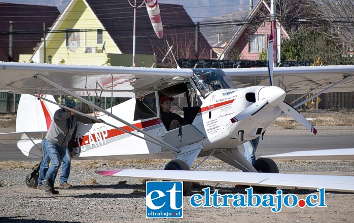 ELLOS EN ACCIÓN.- Acá vemos al personal encargado interviniendo para que los pasajeros puedan bajar con seguridad del avión.