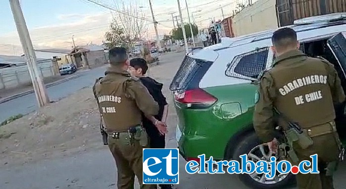 El Imputado es subido a un carro policial luego de ser detenido por Carabineros la tarde de ayer.