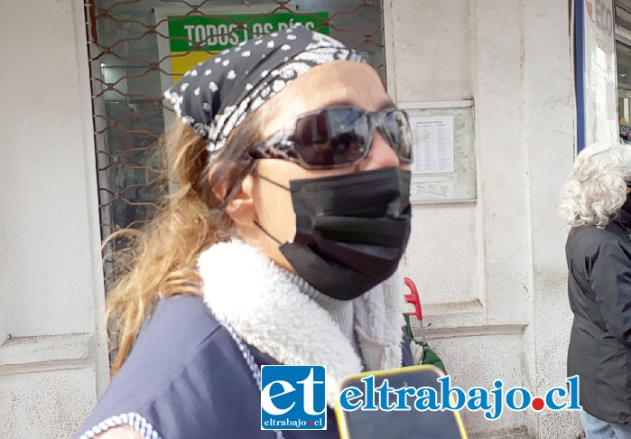 María Gutiérrez, comerciante ciega que vende humitas en calle Coimas con Prat.