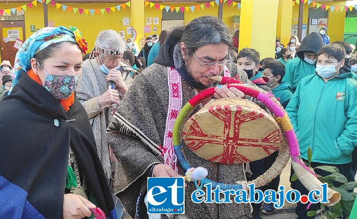 UNA FIESTA NACIONAL.- Ellos conforman esta agrupación cultural llamada Agrupación Tequeche de Huillimapu Autónomo.