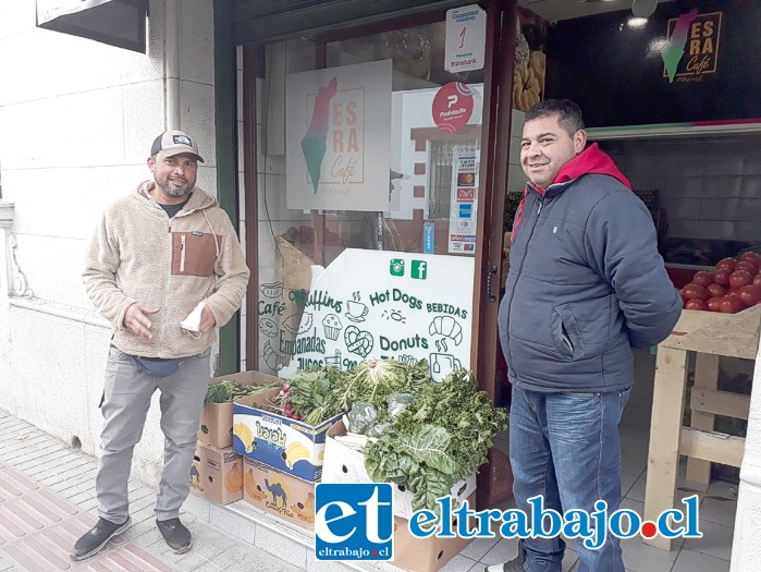 Pablo Araya junto a su socio Enzo Harris en el frontis de su flamante local en calle Prat.