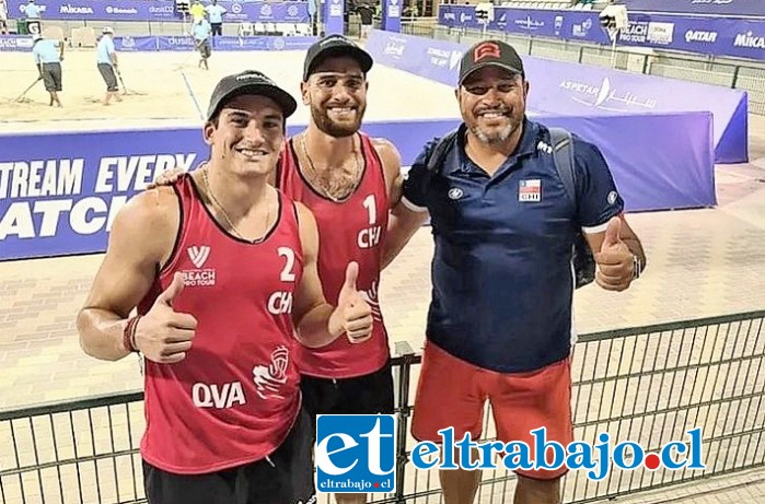 Los primos Grimalt brillan en el Mundial de Voleibol Playa de Italia. En la imagen los deportistas junto a su técnico Paulao.