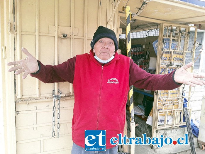 ¡Hasta cuándo me roban!, parece decirnos ‘Luchito’ Zelaya tras enfrentar un nuevo robo a su quiosco en calle Merced.