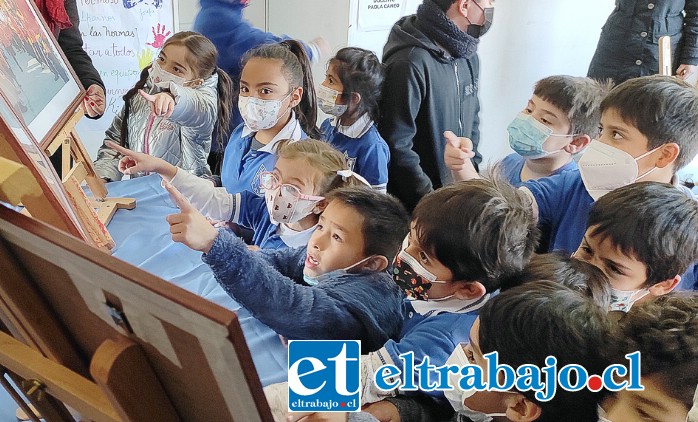 LOCOS POR LAS FOTOS.- Todos los niños de esta escuela artística pudieron apreciar las fotografías que la fotógrafa Macarena Véliz puso en exhibición, le hicieron preguntas a ella sobre cada una.