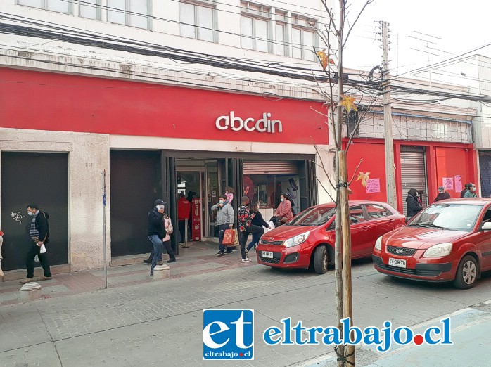 Tienda Abcdin de donde robaron celulares la madrugada de este lunes.