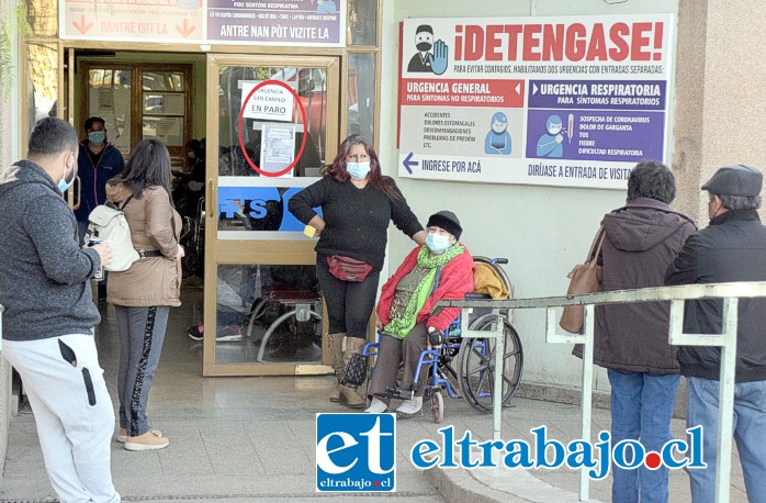 ELLOS PAGAN LOS PLATOS.- Las cámaras de Diario El Trabajo registran la escena, decenas de personas afectadas por el Paro del personal de Urgencias en el Hospital San Camilo.