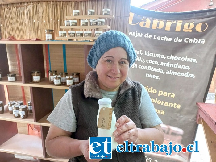 Marisol Araos con su emprendimiento familiar ‘Lácteos Caprigo’ en Putaendo, se destaca por sus productos con leche de cabra, como quesos y manjar, a lo que ha agregado el yogurt.