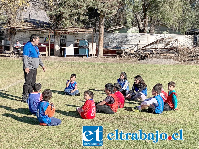 Uno de los monitores entregando indicaciones a niñas y niños.