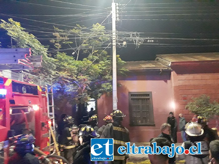 Bomberos a su llegada al lugar comenzó de inmediato con las labores destinadas a combatir el incendio.