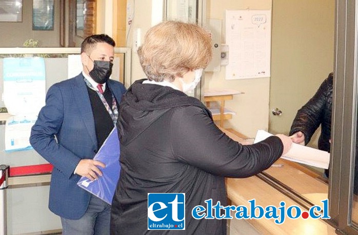 La directora subrogante del Hospital San Camilo, Dra. Pamela Graham, junto al asesor jurídico del establecimiento presentaron la querella la mañana de ayer jueves.